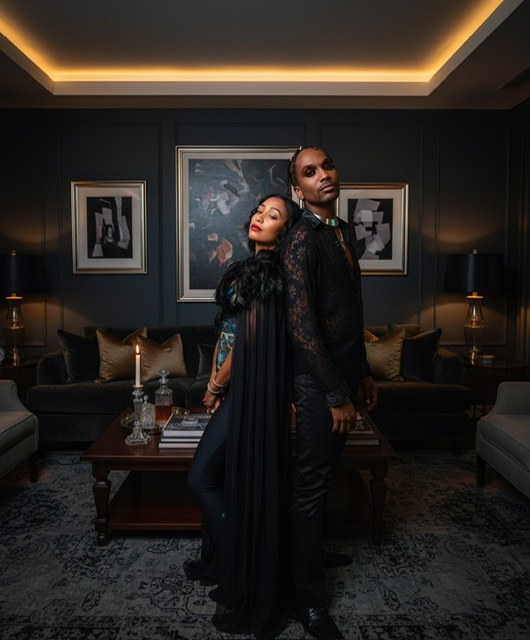 Sandrine and Elijah back to back(2)